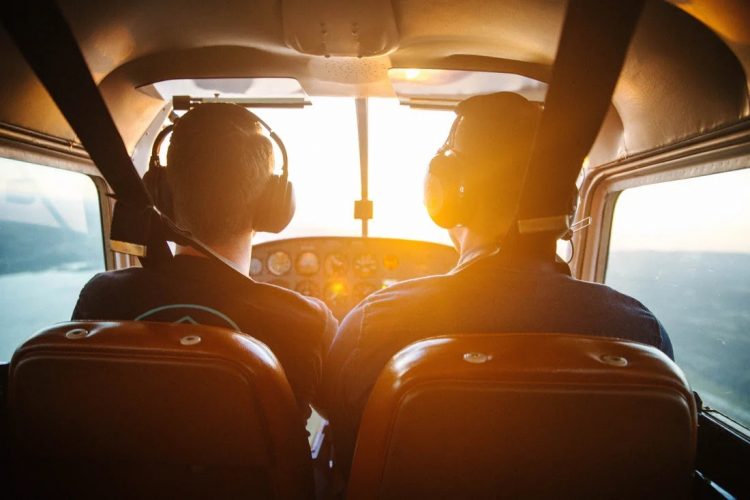 The Pros and Cons of Attending Flight School e1644032972318